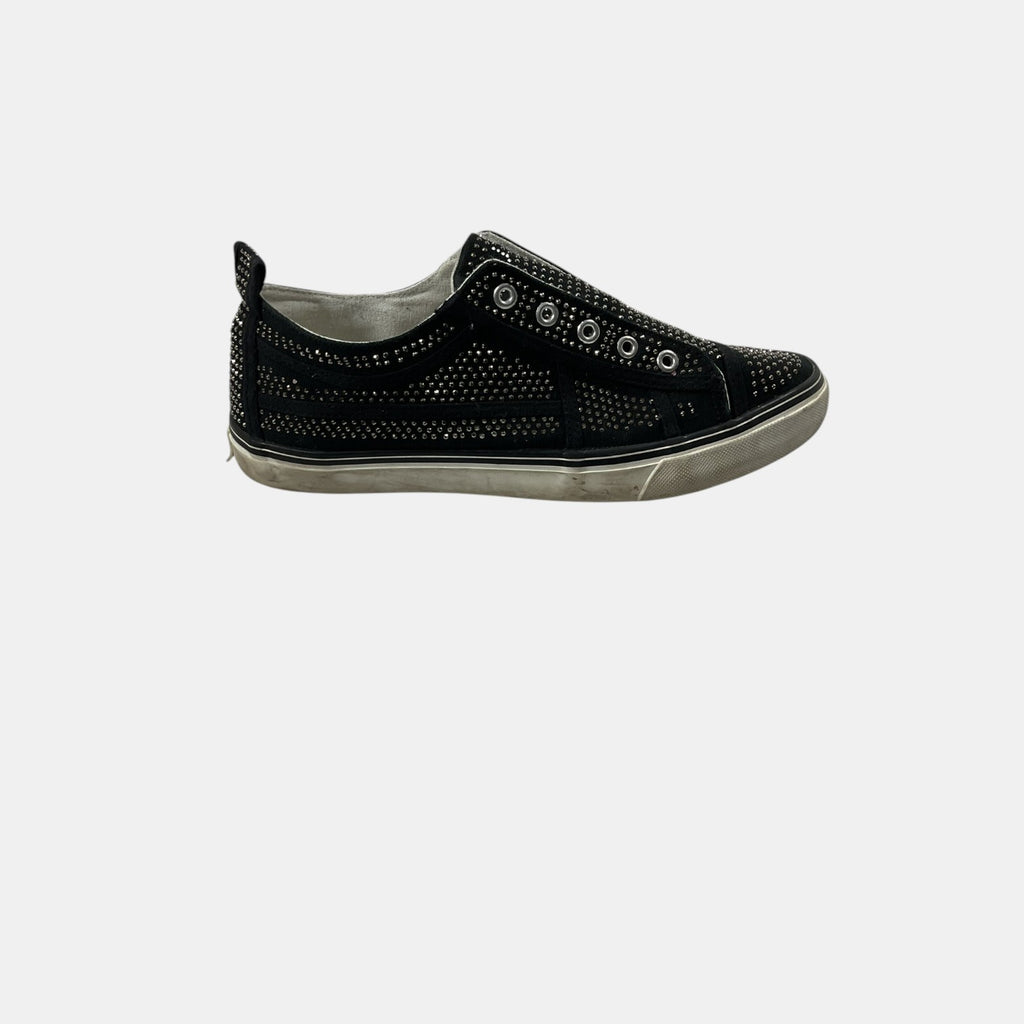 Black sneaker with gray sole on a white background